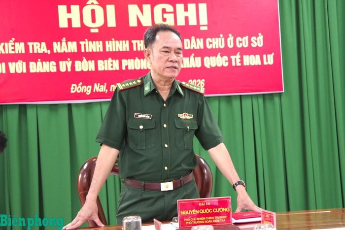 Đại tá Nguyễn Quốc Cường, Phó Chủ nhiệm Chính trị Bộ đội Biên phòng triển khai nội dung kiểm tra. Ảnh: Lê Khoa