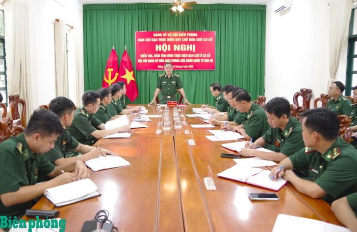 Đoàn công tác tiến hành kiểm tra, nắm tình thực hiện Quy chế dân chủ cơ sở tại Đồn Biên phòng cửa khẩu quốc tế Hoa Lư. Ảnh: Lê Khoa