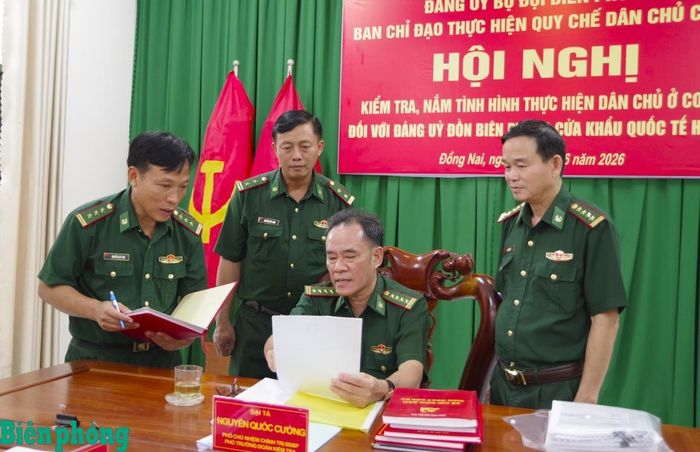 Đại tá Nguyễn Quốc Cường kiểm tra và trao đổi, hướng dẫn một số nội dung về hoạt động công tác Đảng, công tác chính trị với các đồng chí Cấp ủy, Chỉ huy Đồn Biên phòng cửa khẩu quốc tế Hoa Lư. Ảnh: Lê Khoa