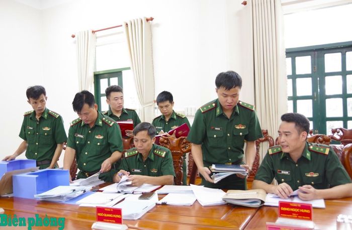 Các thành viên Đoàn công tác kiểm tra các hồ sơ, tài liệu chuyên ngành. Ảnh: Lê Khoa