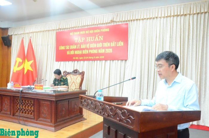 Đồng chí Đoàn Văn Nam hướng dẫn chuyên đề 1 “Quản lý, bảo vệ chủ quyền lãnh thổ, an ninh biên giới quốc gia trong tình hình mới và yêu cầu phối hợp giữa hai bên biên giới theo mô hình chính quyền địa phương 2 cấp". Ảnh: Duy Khiêm