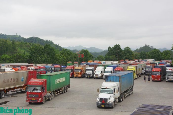Xe ô tô chở hàng chờ giao nhận tại Cửa khẩu quốc tế Hữu Nghị. Ảnh: Hải Luận