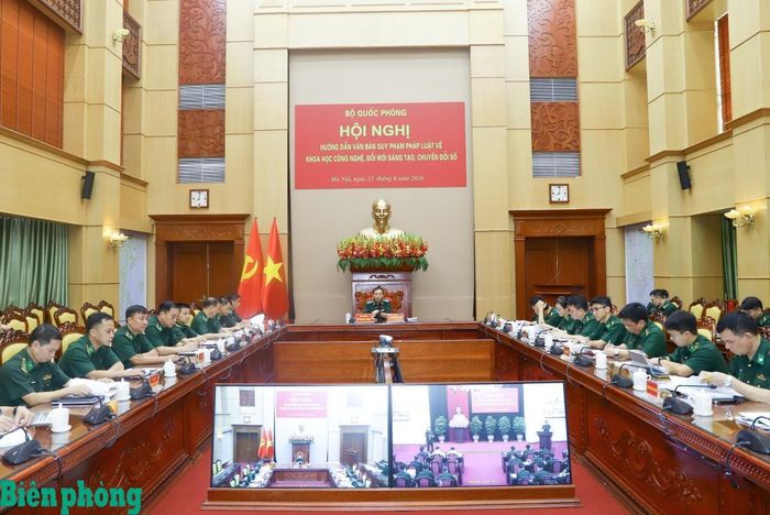 Thiếu tướng Hoàng Hữu Chiến, Phó Tư lệnh, Tham mưu trưởng Bộ đội Biên phòng chủ trì tại điểm cầu Sở Chỉ huy Cơ quan Bộ Tư lệnh Bộ đội Biên phòng. Ảnh: Ngọc Lâm