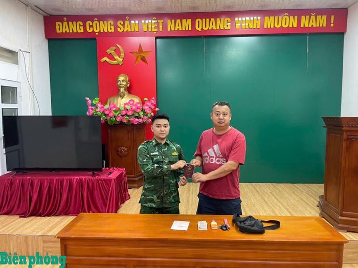 Cán bộ Đồn Biên phòng Bắc Sơn, Bộ đội Biên phòng tỉnh Quảng Ninh trao trả tài sản cho ông Mo Qiang, quốc tịch Trung Quốc. Ảnh: Hùng Quang