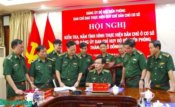 Thiếu tướng Vũ Quốc Ân trao đổi một số nội dung thực hiện Quy chế dân chủ cơ sở với các đồng chí trong Đảng ủy, Ban Chỉ huy Bộ đội Biên phòng thành phố Đồng Nai. Ảnh: Lê Khoa