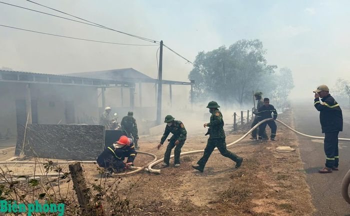 Bộ đội Biên phòng phối hợp hỗ trợ lực lượng Cảnh sát Phòng cháy, chữa cháy và Cứu nạn, cứu hộ triển khai bơm nước chữa cháy. Ảnh: Hoài Nam