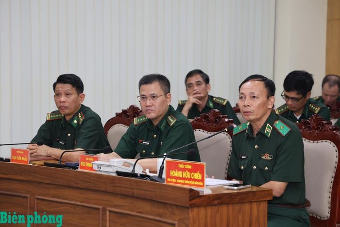 Thiếu tướng Hoàng Hữu Chiến chủ trì kiểm tra trực tuyến tại Sở Chỉ huy Bộ Tư lệnh Bộ đội Biên phòng. Ảnh: Xuân Khoa