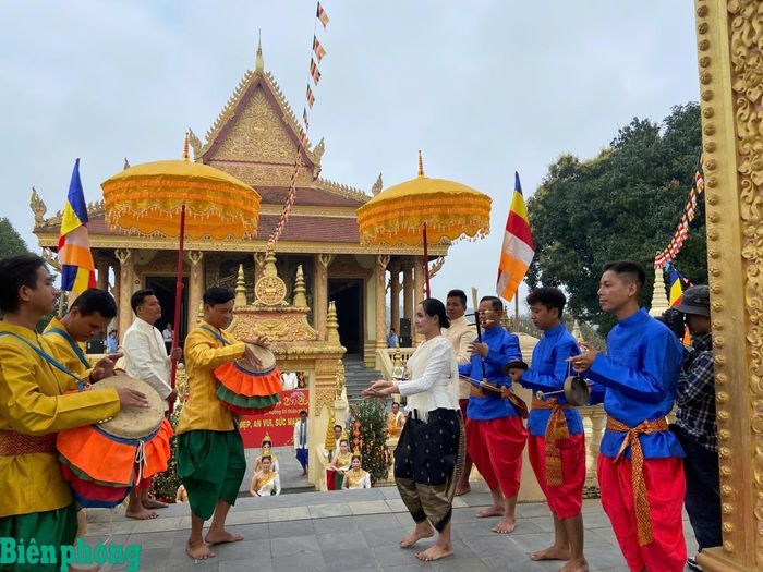 Mọi người đều hân hoan, tươi vui khi tham gia lễ rước Tê-va-đa. Ảnh: Bích Nguyên