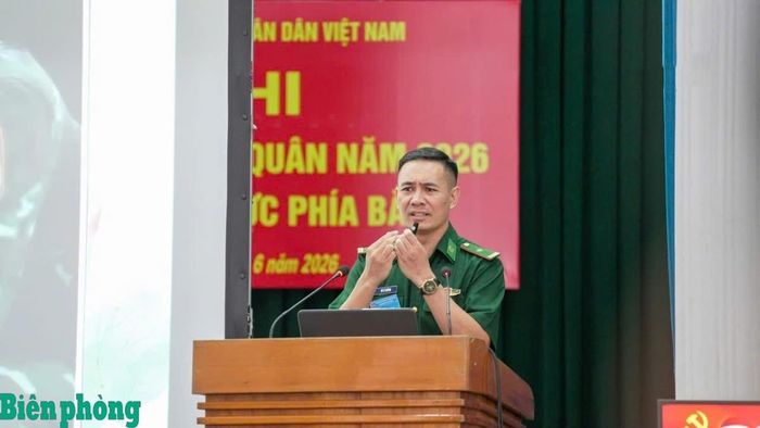Thiếu tá Vũ Lý Huỳnh trong phần thi thuyết trình. Ảnh: Cẩm Linh