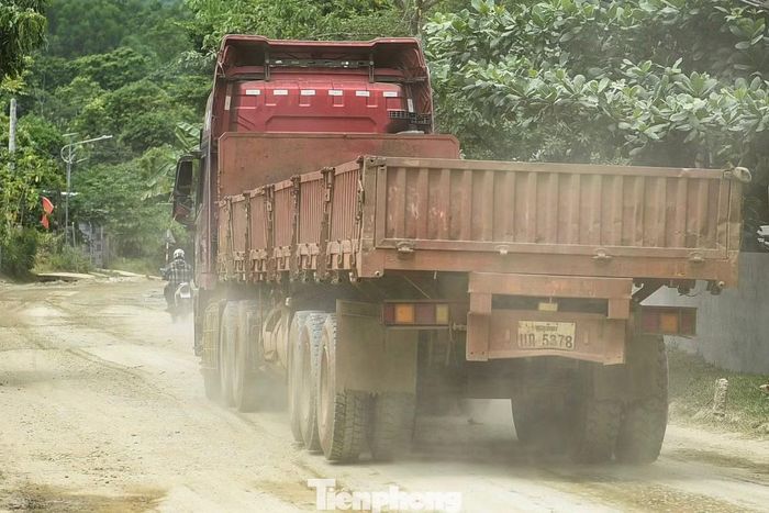 Theo ghi nhận, mỗi ngày có hàng trăm lượt xe tải trọng lớn lưu thông trên Quốc lộ 14D, khiến mặt đường xuống cấp nghiêm trọng. Nhiều đoạn bị lún sâu, hư hỏng nặng, gây khó khăn và tiềm ẩn nguy cơ mất an toàn cho người tham gia giao thông.