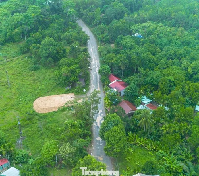 Quốc lộ 14D dài hơn 70 km, nối từ trung tâm thành phố Đà Nẵng qua các xã Bến Giằng, Nam Giang, La Dêê đến Cửa khẩu quốc tế Nam Giang để thông thương với nước bạn Lào. Tuy nhiên, nhiều năm qua, tuyến đường này xuống cấp nghiêm trọng với hàng loạt ổ voi, ổ gà, mặt đường hư hỏng nặng, tiềm ẩn nguy cơ mất an toàn giao thông cho người và phương tiện lưu thông.