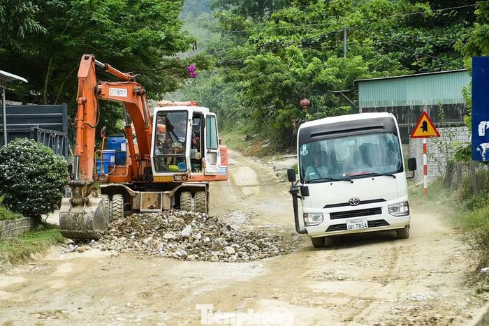 Trước đó, ngày 19/6 Ban Quản lý Dự án đầu tư xây dựng các công trình giao thông và nông nghiệp Đà Nẵng đã đề xuất UBND thành phố cho phép tổ chức lễ khởi công dự án cải tạo, nâng cấp Quốc lộ 14D vào ngày 26/6. Theo đề nghị của Ban Quản lý, ngày 20/6 Phó Chủ tịch UBND thành phố Trần Nam Hưng đã ký văn bản chỉ đạo các đơn vị liên quan phối hợp chuẩn bị các điều kiện cần thiết để tổ chức lễ khởi công bảo đảm an toàn, trang trọng, tiết kiệm, hiệu quả và đúng quy định.