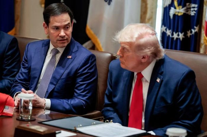 Ngoại trưởng Mỹ Marco Rubio (bên trái) và Tổng thống Mỹ Donald Trump.
