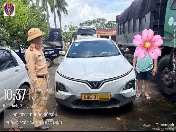 Tài xế vi phạm làm việc với CSGT tỉnh Bắc Ninh. Ảnh: Phòng CSGT Công an tỉnh Bắc Ninh