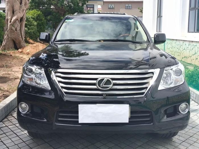 Chiếc Lexus LX570 đời 2010 màu đen.