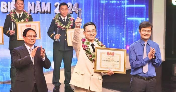 Đại úy Trần Vĩnh Chiến - Phòng Cảnh sát điều tra tội phạm về ma túy, Công an Thành phố Hồ Chí Minh nhận Giải thưởng Gương mặt trẻ Việt Nam tiêu biểu năm 2024.