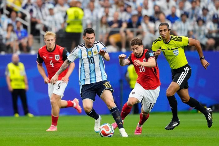 Messi nhảy múa trước hàng thủ Áo.