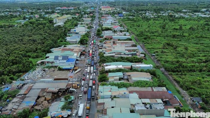 Các phương tiện di chuyển chậm qua khu vực cầu TL.9, điểm nghẽn giao thông giữa Tây Ninh và TPHCM.