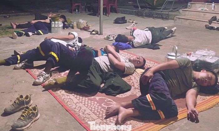 Những hình ảnh khiến nhiều người xúc động về tinh thần trách nhiệm và sự hy sinh thầm lặng của những người lính giữa thời tiết khắc nghiệt.