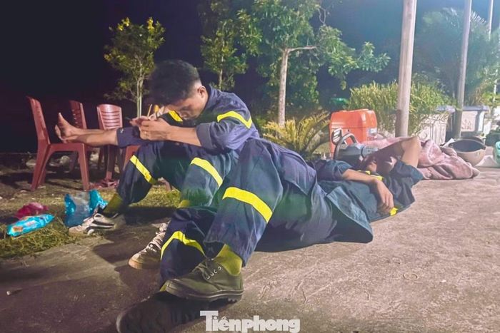 Sau hàng chục giờ liên tục căng mình giữa khói lửa để khống chế cháy rừng, nhiều cán bộ, chiến sĩ lực lượng Cảnh sát PCCC và CNCH Nghệ An cùng các lực lượng tham gia chữa cháy đã tranh thủ ngả lưng bên sườn núi, trên nền đất đá để lấy lại sức.