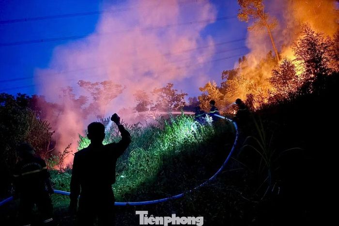 Trong đêm 22/6, các lực lượng được chia thành nhiều mũi tiếp cận hiện trường. Dưới ánh lửa đỏ rực giữa núi rừng, cán bộ, chiến sĩ vừa phát quang thực bì, mở đường băng cản lửa, vừa sử dụng các phương tiện chữa cháy tại chỗ nhằm ngăn đám cháy lan sang những khu vực rừng lân cận.