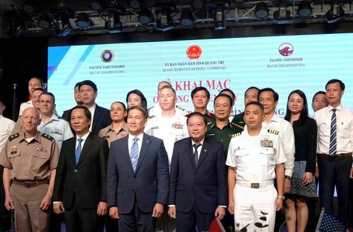 Các đại biểu chụp ảnh lưu niệm.