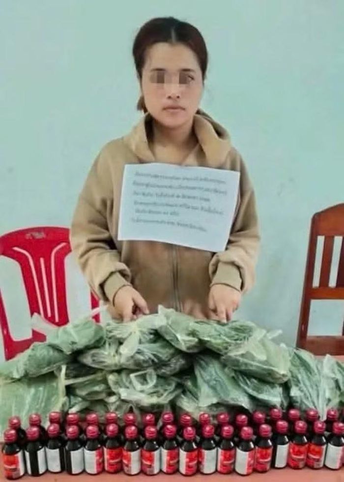 Nghi phạm bị bắt giữ cùng lá Kratom và nước từ lá này ở tỉnh Attapeu. Ảnh: Công an tỉnh Quảng Ngãi.