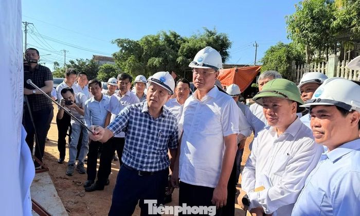 Ông Lê Ngọc Quang, Bí thư Thành ủy Đà Nẵng kiểm tra thực tế, "thúc" tiến độ dự án Liên kết vùng miền Trung tỉnh Quảng Nam. Ảnh: Hoài Văn