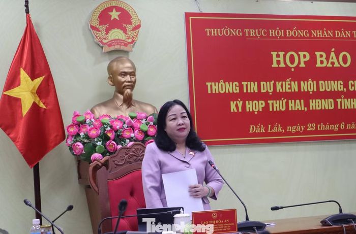 Bà Cao Thị Hòa An - Chủ tịch HĐND tỉnh Đắk Lắk thông tin tại cuộc họp báo.