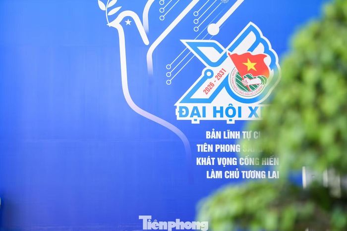  Trước sảnh chính, biểu trưng Đại hội được lắp đặt nổi bật trên nền xanh chủ đạo. Các khẩu hiệu tuyên truyền hướng tới Đại hội được bố trí tại nhiều vị trí dễ quan sát, thể hiện khát vọng cống hiến, tinh thần tiên phong, sáng tạo của thanh niên Việt Nam trong giai đoạn phát triển mới của đất nước. 