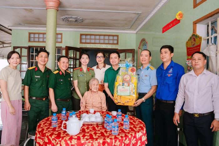 Đồng chí Lê Tuấn Anh, Phó Bí thư Thành đoàn TP.HCM cùng Ban chỉ huy chiến dịch tình nguyện Hành quân xanh đến thăm, tặng quà Mẹ Việt Nam Anh hùng Đoàn Thị Chèo (ngụ phường Vĩnh Tân).