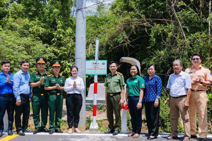 Ban Tổ chức đã trao tặng công trình tuyến đường đèn năng lượng Mặt Trời, công trình “20 năm Hành quân xanh - Dấu chân tri ân”.
