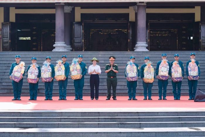 Đồng chí Nguyễn Thị Tuyết Minh, Phó Trưởng Ban Tuyên giáo và Dân vận Thành ủy TP.HCM trao quà cho đoàn viên, thanh niên lực lượng vũ trang có hoàn cảnh khó khăn.