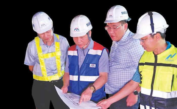 Lãnh đạo Ban Quản lý đường sắt đô thị TPHCM kiểm tra tiến độ dự án metro số 2 (đoạn Bến Thành – Tham Lương) Ảnh: Hữu Huy