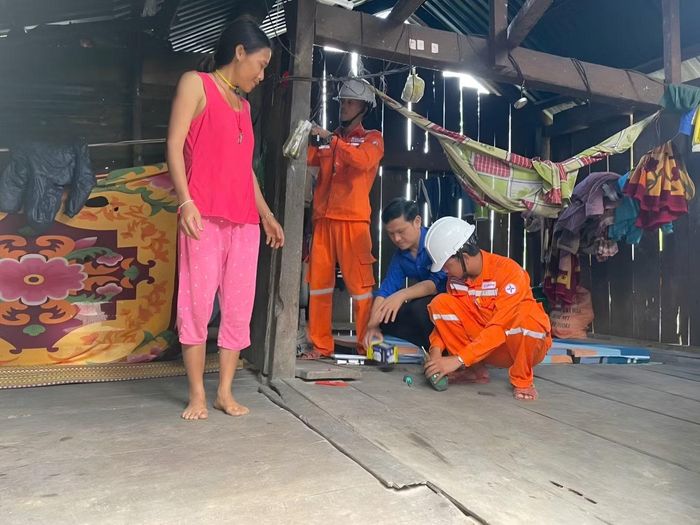 Ánh sáng về với các hộ dân ở nóc Măng Dí (xã Trà Linh)