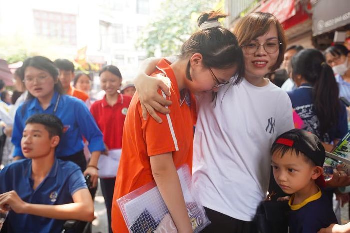 Số lượng học sinh tăng nhanh, trường học xây mới "nhỏ giọt" chưa đáp ứng yêu cầu học tập nên kỳ thi tuyển sinh đầu cấp trở nên căng thẳng không đáng có.