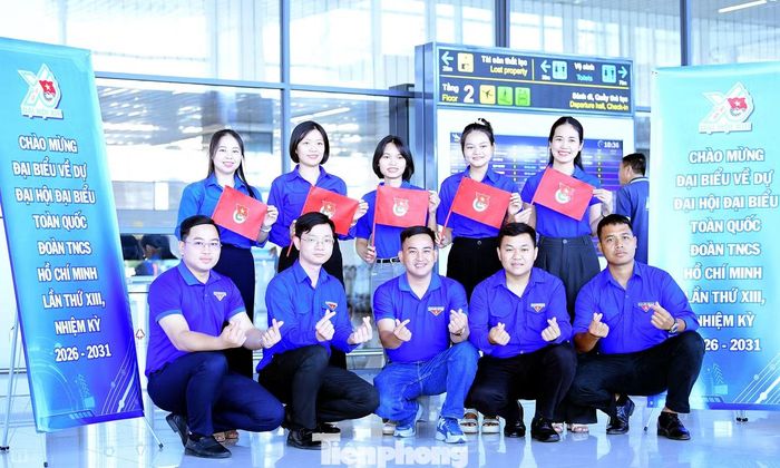 Anh Trịnh Ngọc Khánh (thứ nhất từ trái sang, hàng đầu), chị Lê Thị Anh Trâm (thứ nhất từ trái sang, hàng thứ hai) cùng đại biểu đoàn Đắk Lắk tại sân bay. Ảnh: Xuân Tùng
