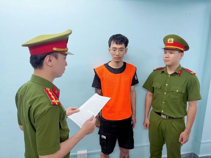 Nguyễn Quỳnh Khôi tại cơ quan công an.