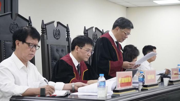 Hội đồng xét xử.