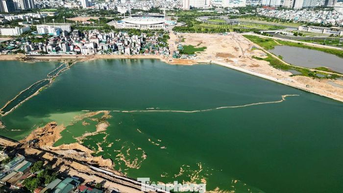 Dự án hồ điều hòa Phú Đô (phường Từ Liêm) có diện tích gần 37ha, tổng mức đầu tư hơn 1.166 tỉ đồng đang dần hình thành với mặt nước rộng lớn.