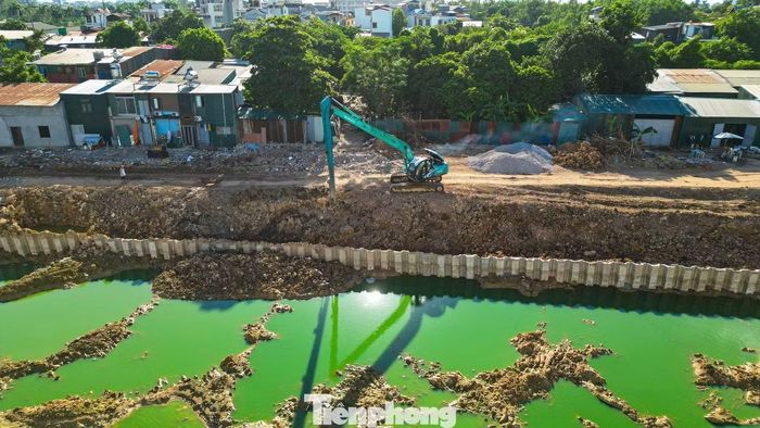 Sau hơn 3 tháng thi công liên tục, phần đào đắp lòng hồ rộng khoảng 12ha đã cơ bản hoàn thành.