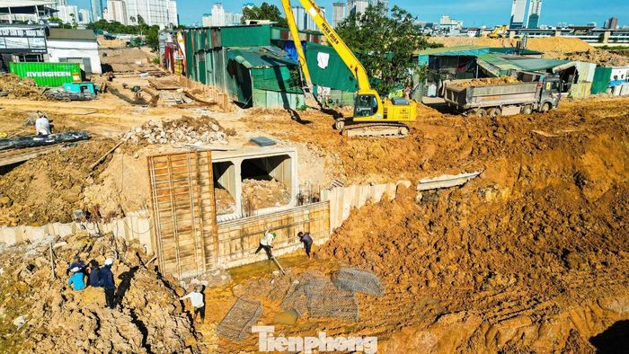 Cùng đó tại tuyến cống ngầm trên đường Tân Mỹ, các đơn vị thi công cũng đang tập trung nhân lực, thiết bị để hoàn thành công trình trong tháng 6, góp phần nâng cao năng lực thoát nước cho khu vực Mỹ Đình.