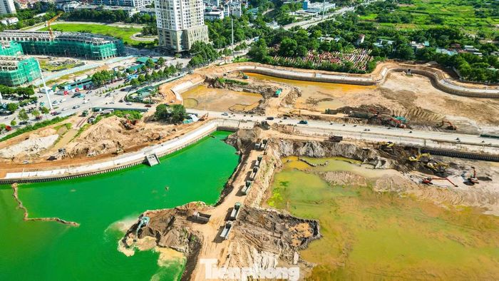 Trên công trường thi công hồ Mễ Trì (Đồng Bông 2), hàng trăm kỹ sư, công nhân cùng nhiều thiết bị, máy móc được huy động làm việc liên tục nhằm bảo đảm tiến độ.