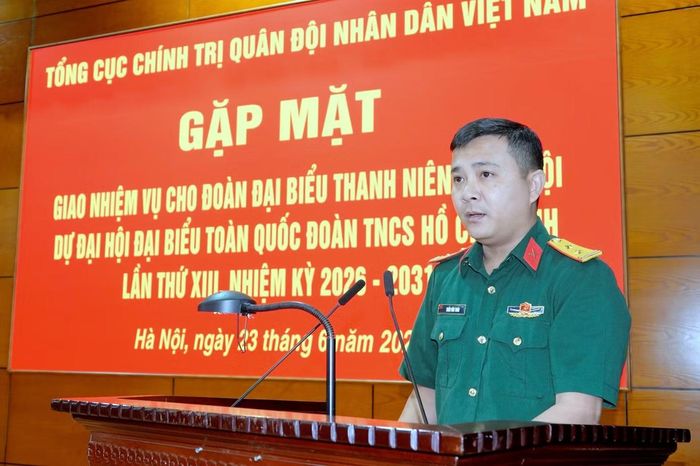 Trung tá Trần Văn Toán - Trợ lý Thanh niên Quân khu 4, đại diện các đại biểu dự Đại hội phát biểu hứa hẹn.
