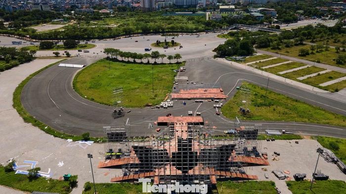 Ban tổ chức mở cổng sự kiện lúc 13h và đóng cổng tiếp nhận khán giả vào 18h. Khu vực fanzone sẽ mở trong khoảng thời gian từ 17h30-19h. Khán giả cần mang theo giấy tờ tùy thân để đối chiếu thông tin, có mặt đúng khung giờ khuyến nghị trên vé và tuyệt đối không mua bán, chuyển nhượng hoặc chia sẻ mã QR nhằm đảm bảo quyền tham dự chương trình.
