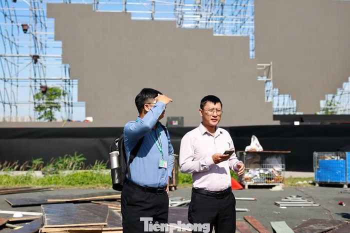 Trong sáng 23/5, đại diện các đơn vị thi công cũng túc trực tại công trường để đốc thúc tiến độ, điều phối nhân lực và xử lý các phát sinh trong quá trình lắp đặt sân khấu. Dù thời tiết nắng nóng kéo dài, rất đông công nhân vẫn làm việc liên tục nhằm kịp hoàn thiện trước thời điểm tổng duyệt concert Thanh xuân.