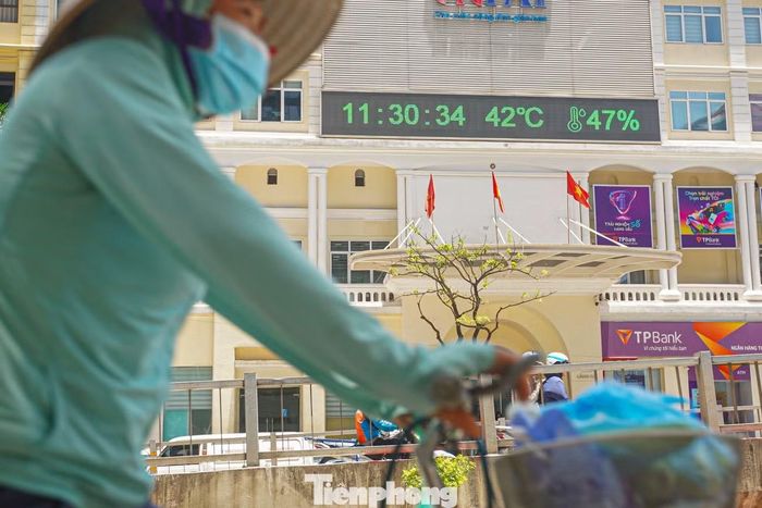 Ghi nhận thực tế, nhiệt độ tại Hà Nội lúc 11h30 lên đến 42 độ C.