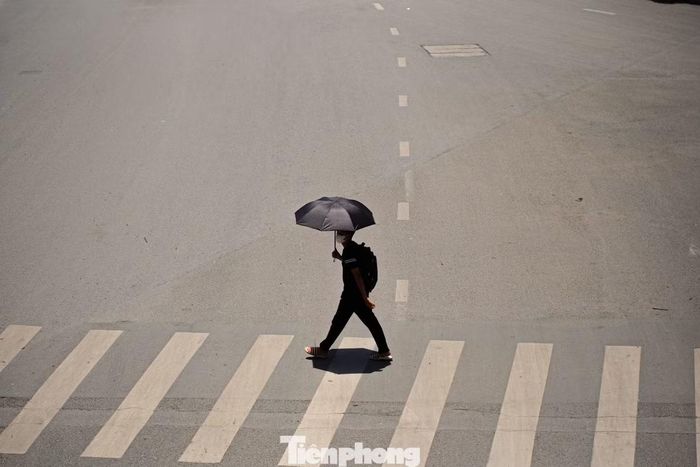 Người đi bộ ra đường đều trang bị ô dù để tránh nắng.