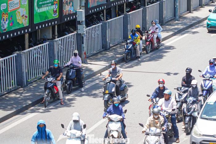 Nhiều người tranh thủ dừng dưới những khu vực có bóng râm trong lúc chờ đèn đỏ để tránh nắng.
