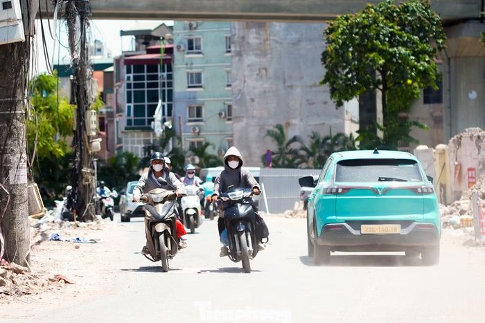 Nhiều tuyến đường ít cây, bụi mù dưới cái nắng.